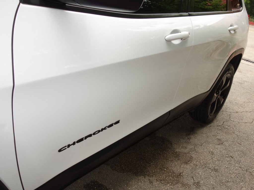 Jeep Cherokee Vehicle Full-screen Gallery Image 09