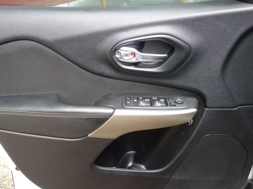 Jeep Cherokee Vehicle Full-screen Gallery Image 15