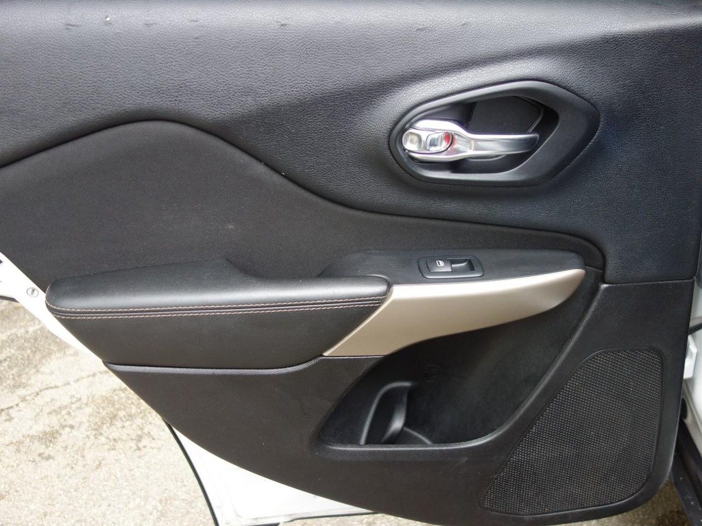 Jeep Cherokee Vehicle Full-screen Gallery Image 17
