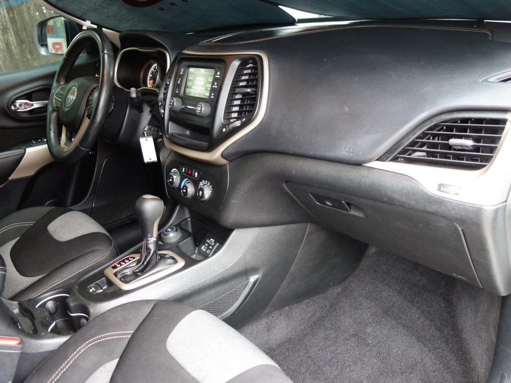 Jeep Cherokee Vehicle Full-screen Gallery Image 18
