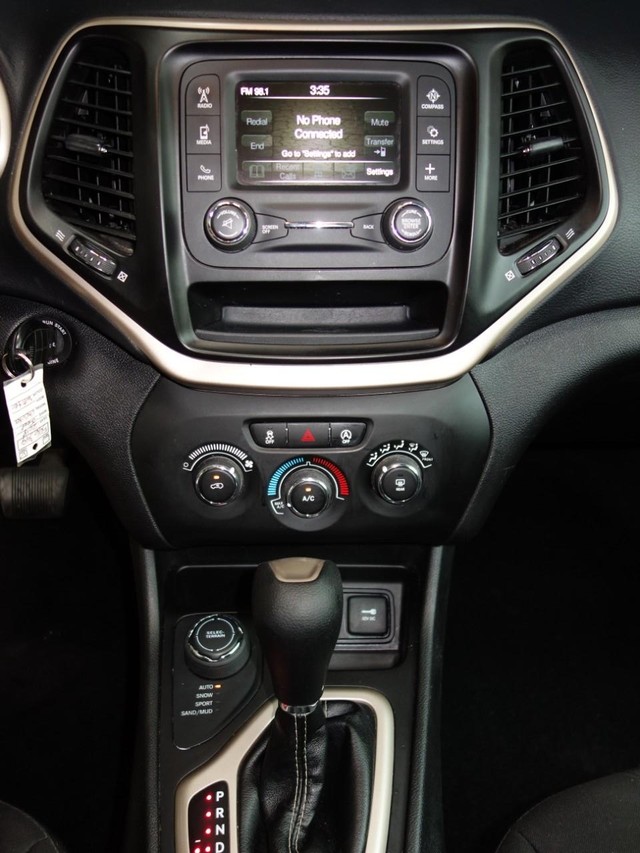 Jeep Cherokee Vehicle Full-screen Gallery Image 11