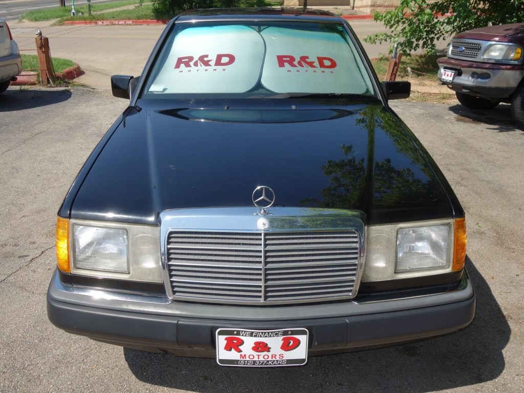 Mercedes-Benz 300 Series Vehicle Full-screen Gallery Image 02