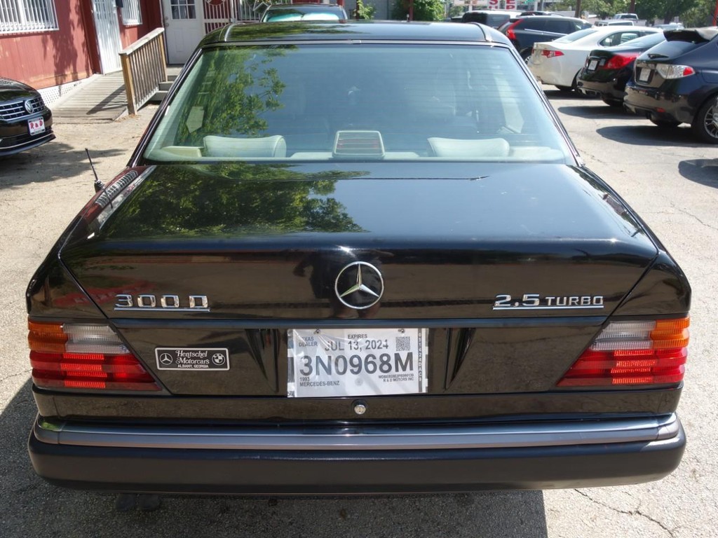 Mercedes-Benz 300 Series Vehicle Full-screen Gallery Image 06