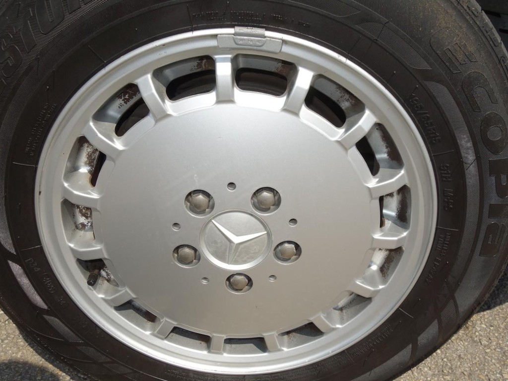 Mercedes-Benz 300 Series Vehicle Full-screen Gallery Image 09