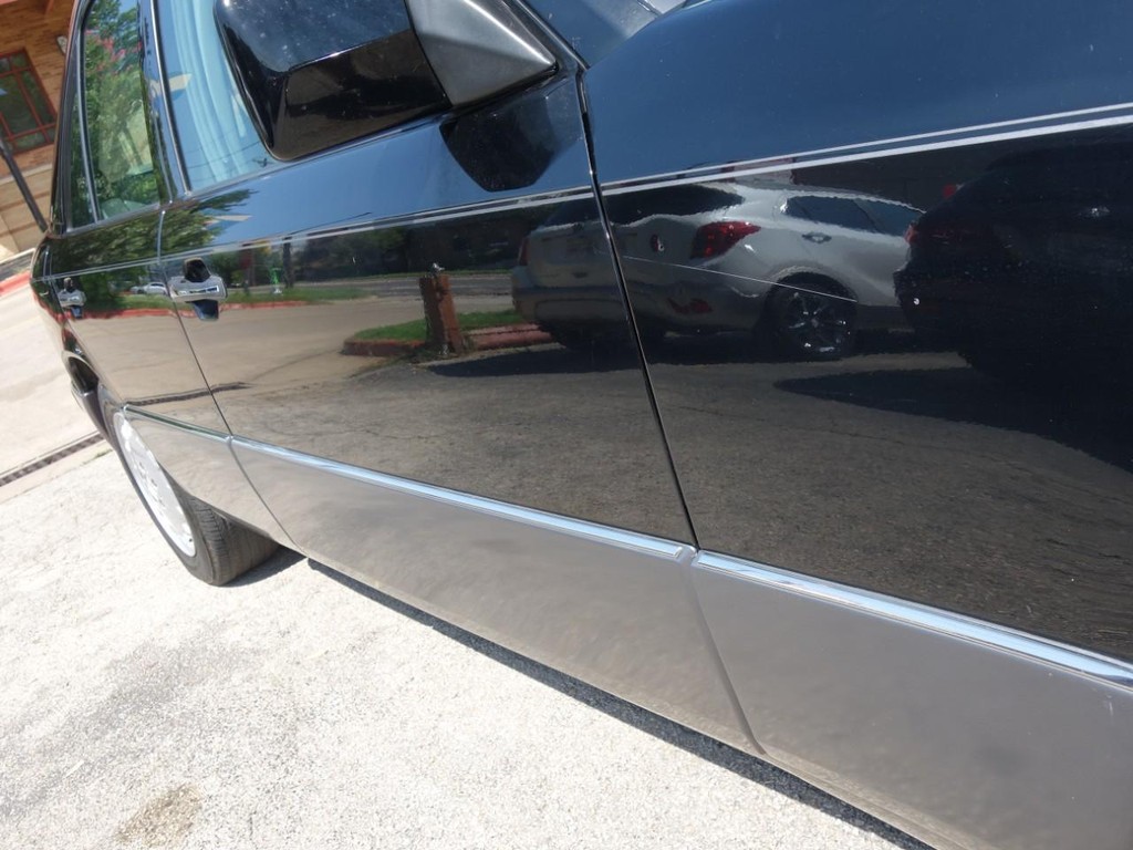 Mercedes-Benz 300 Series Vehicle Full-screen Gallery Image 11