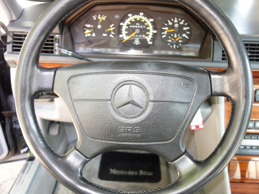 Mercedes-Benz 300 Series Vehicle Full-screen Gallery Image 13