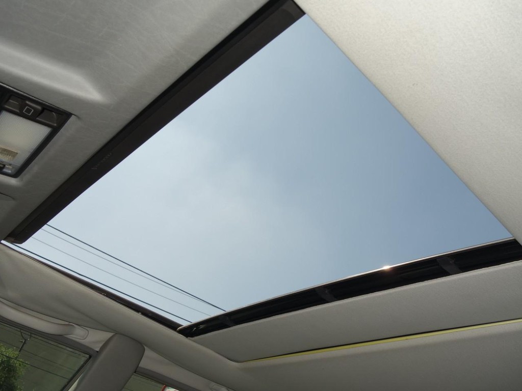 Mercedes-Benz 300 Series Vehicle Full-screen Gallery Image 15