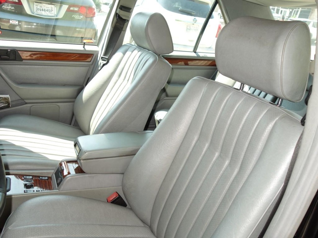 Mercedes-Benz 300 Series Vehicle Full-screen Gallery Image 16