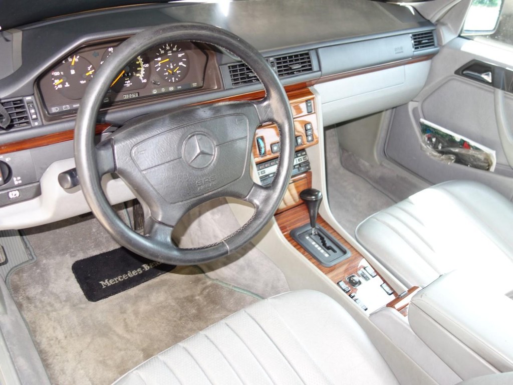Mercedes-Benz 300 Series Vehicle Full-screen Gallery Image 17