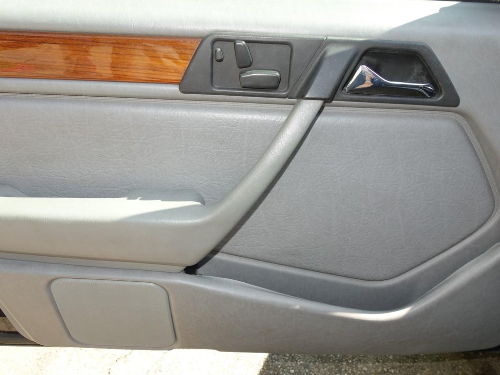 Mercedes-Benz 300 Series Vehicle Full-screen Gallery Image 18