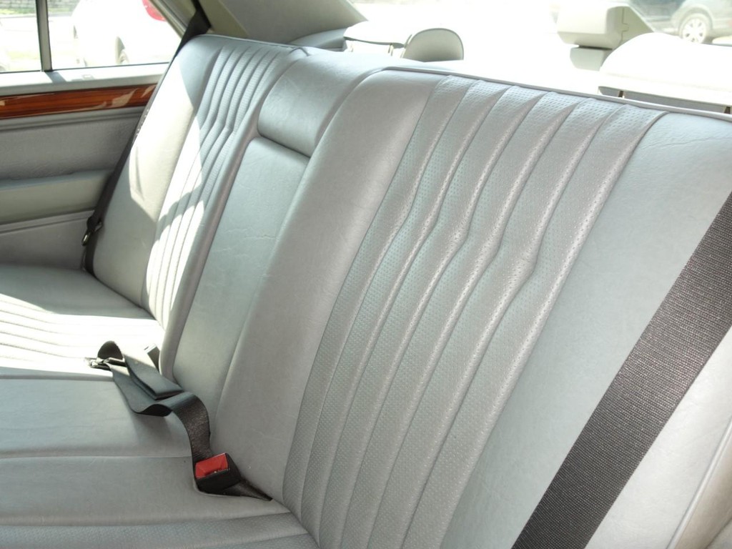 Mercedes-Benz 300 Series Vehicle Full-screen Gallery Image 19