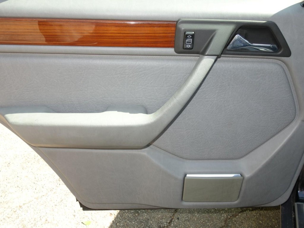 Mercedes-Benz 300 Series Vehicle Full-screen Gallery Image 20