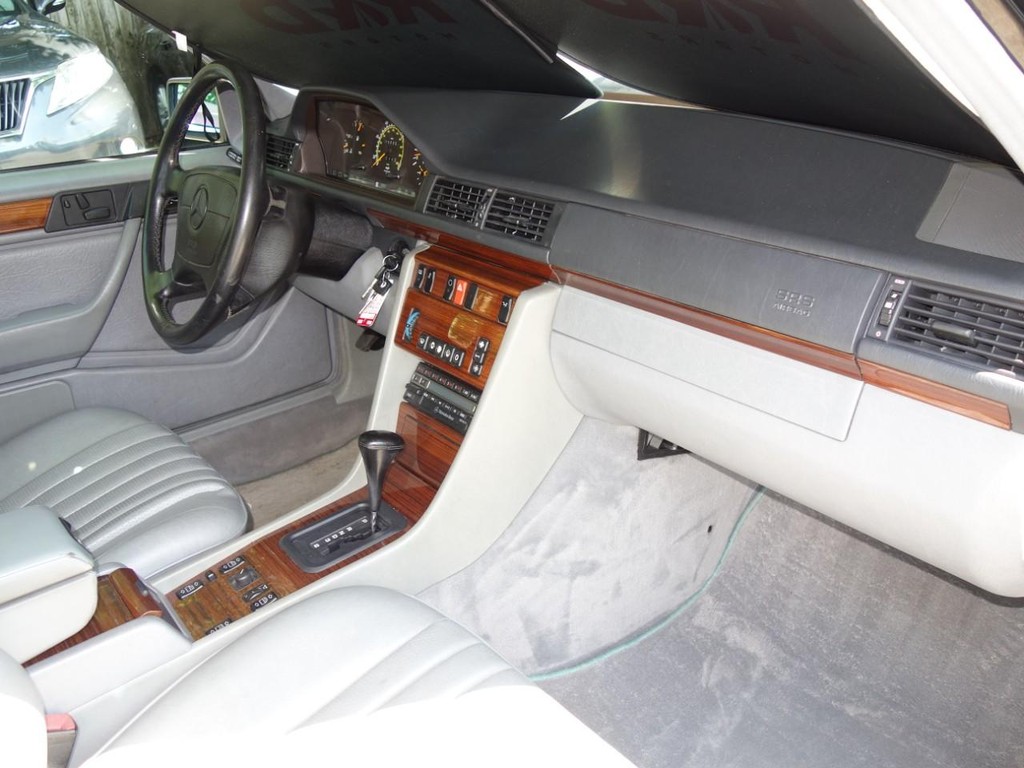 Mercedes-Benz 300 Series Vehicle Full-screen Gallery Image 21