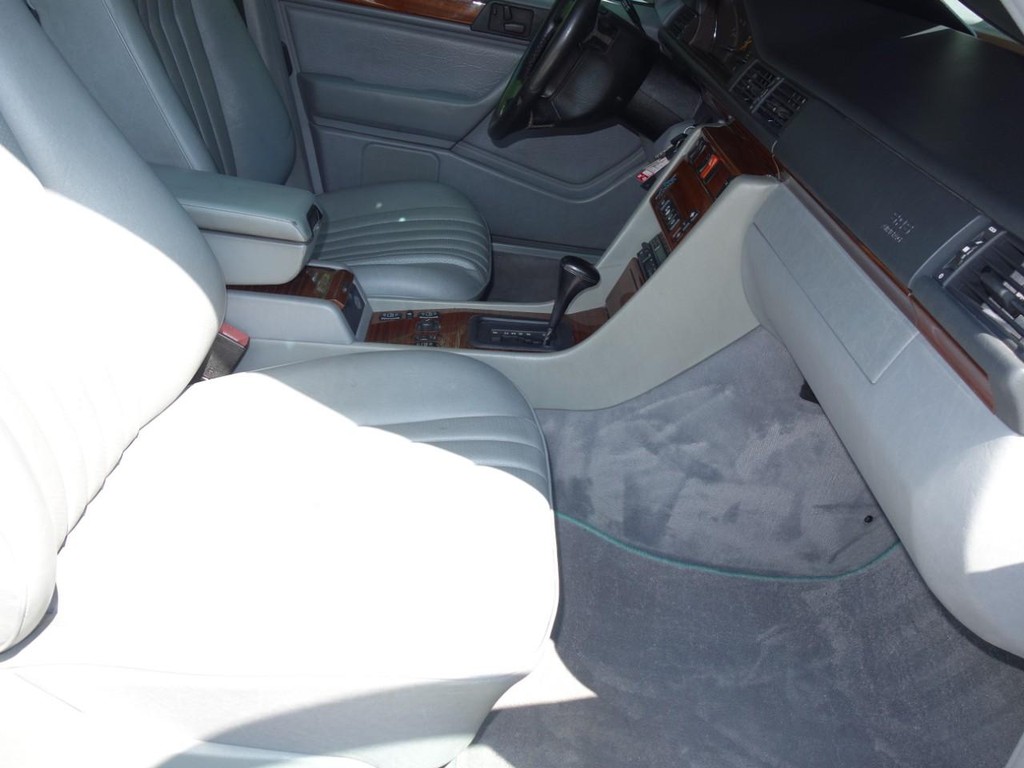 Mercedes-Benz 300 Series Vehicle Full-screen Gallery Image 22