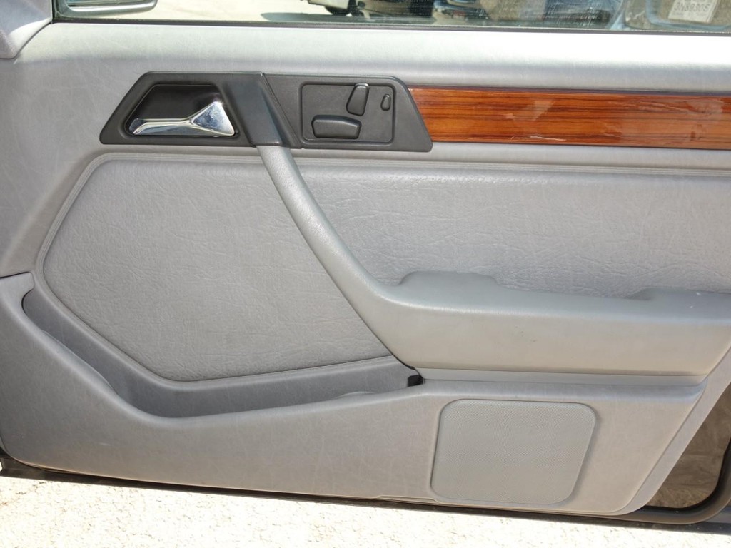 Mercedes-Benz 300 Series Vehicle Full-screen Gallery Image 23