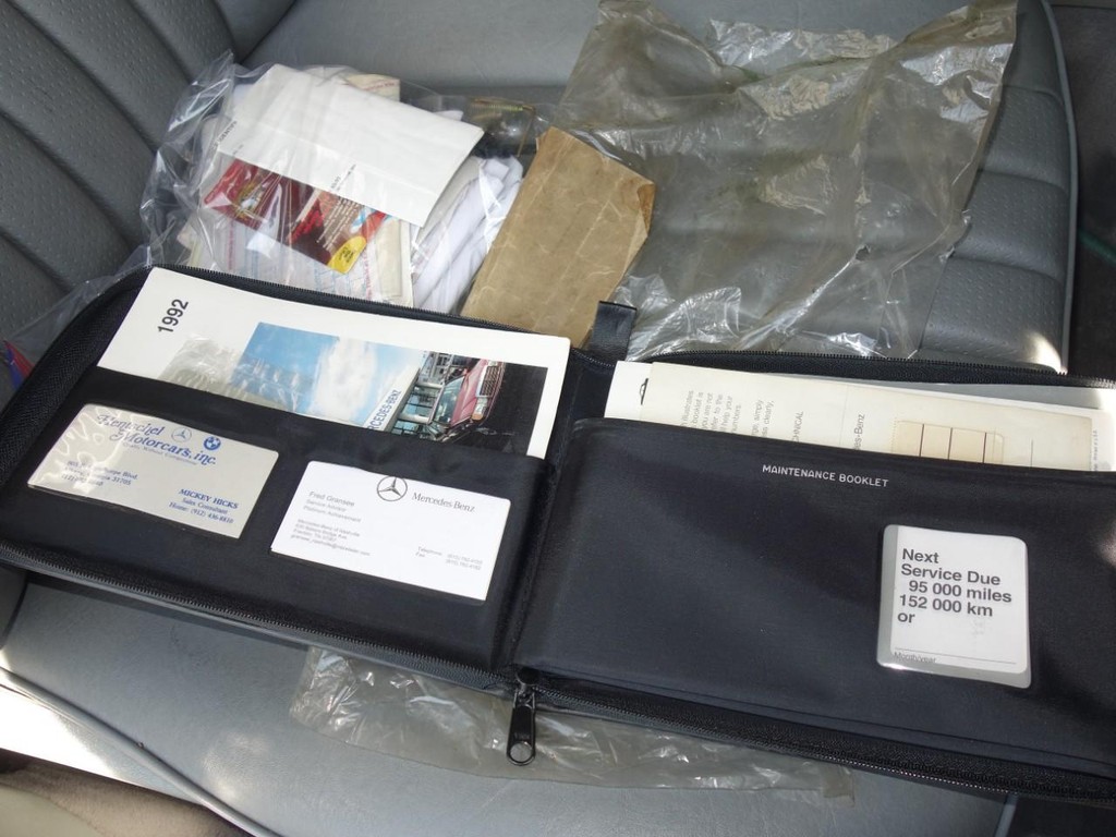 Mercedes-Benz 300 Series Vehicle Full-screen Gallery Image 24