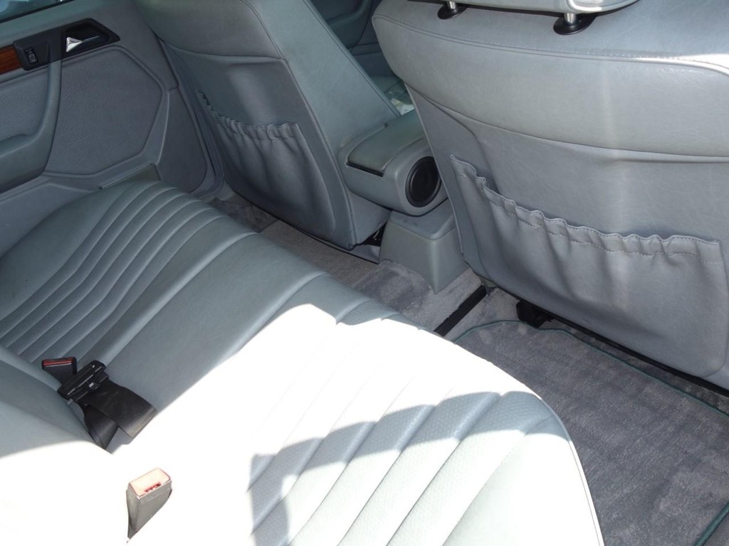 Mercedes-Benz 300 Series Vehicle Full-screen Gallery Image 25