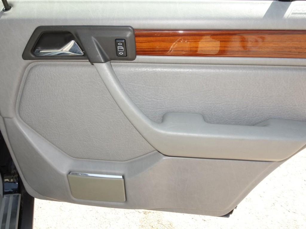 Mercedes-Benz 300 Series Vehicle Full-screen Gallery Image 26