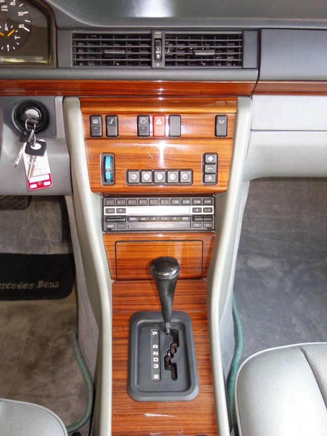 Mercedes-Benz 300 Series Vehicle Full-screen Gallery Image 14