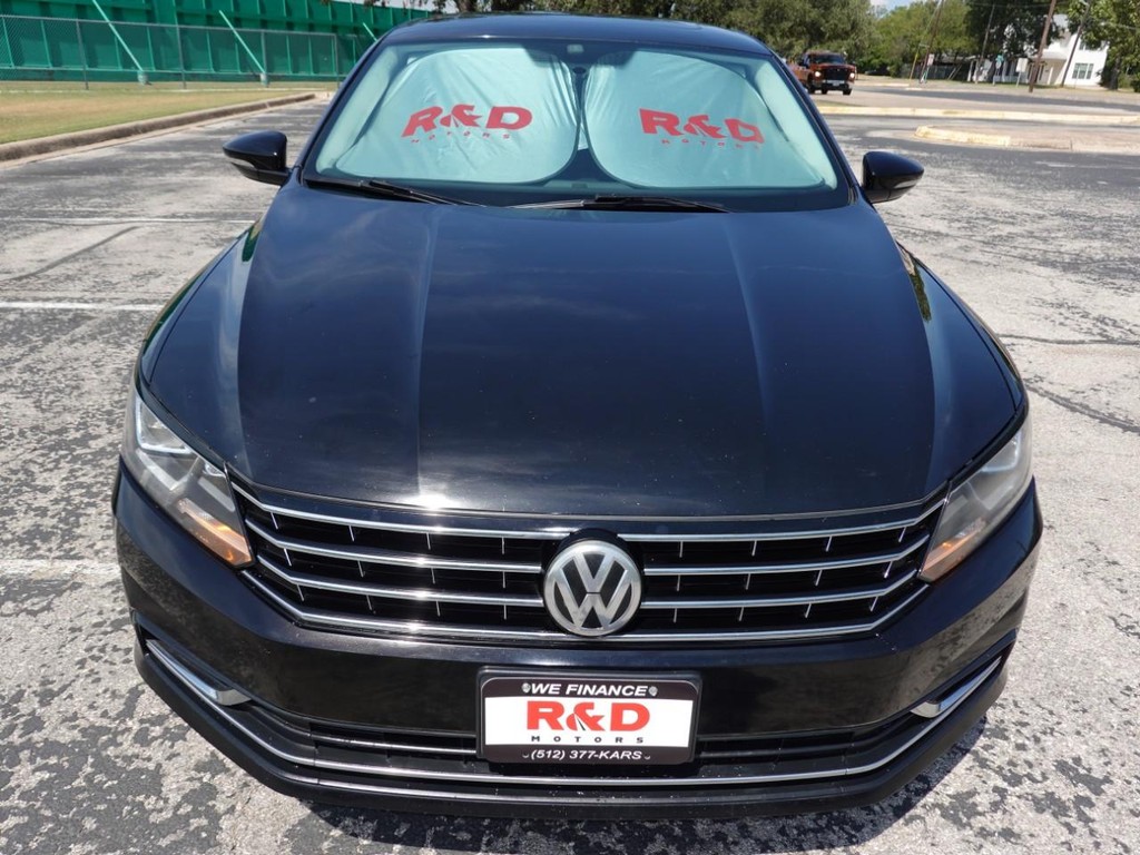 Volkswagen Passat Vehicle Full-screen Gallery Image 02