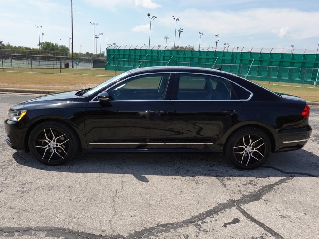 Volkswagen Passat Vehicle Full-screen Gallery Image 04