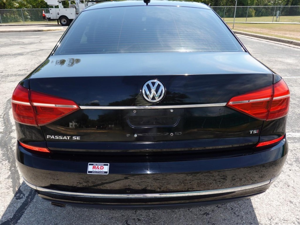Volkswagen Passat Vehicle Full-screen Gallery Image 06