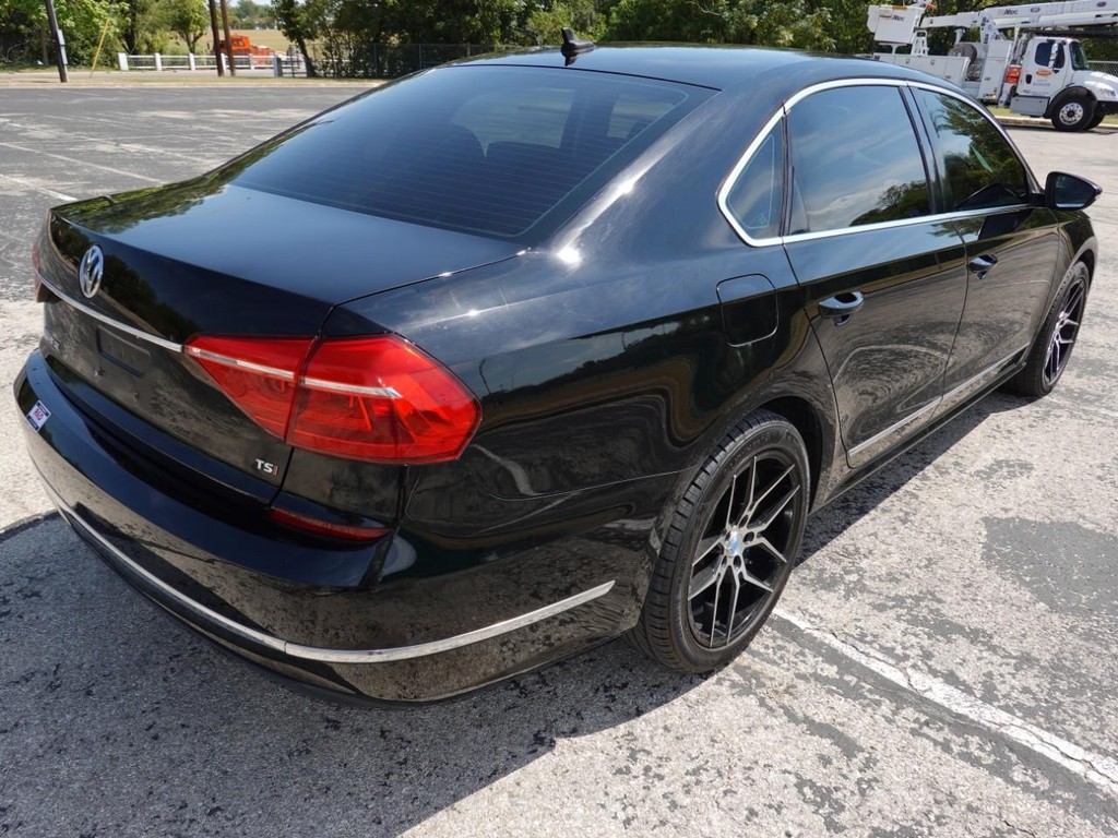 Volkswagen Passat Vehicle Full-screen Gallery Image 07