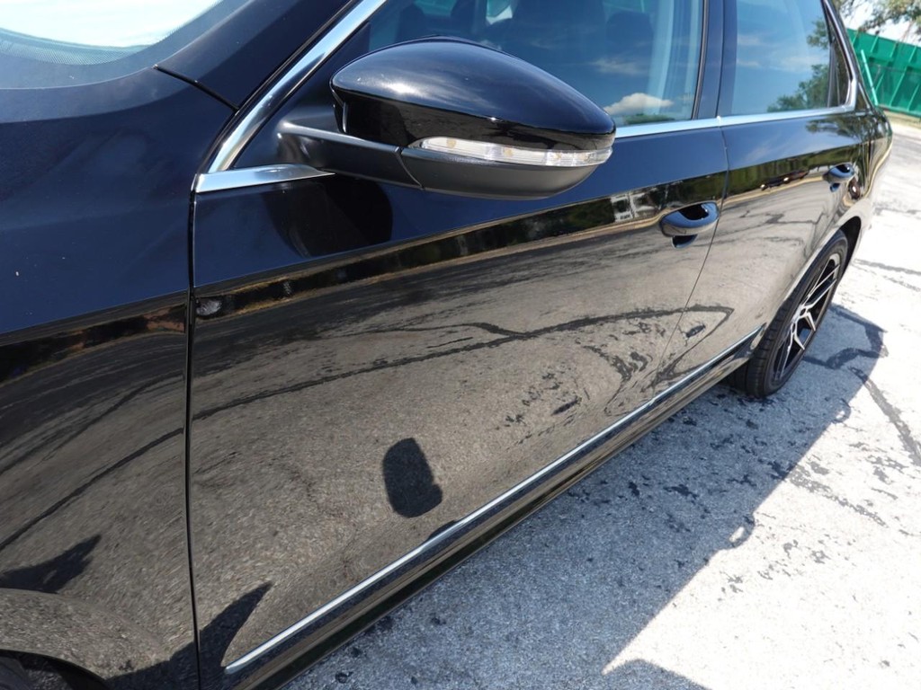 Volkswagen Passat Vehicle Full-screen Gallery Image 10