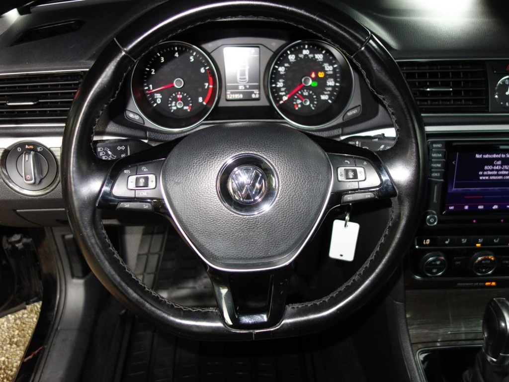 Volkswagen Passat Vehicle Full-screen Gallery Image 12