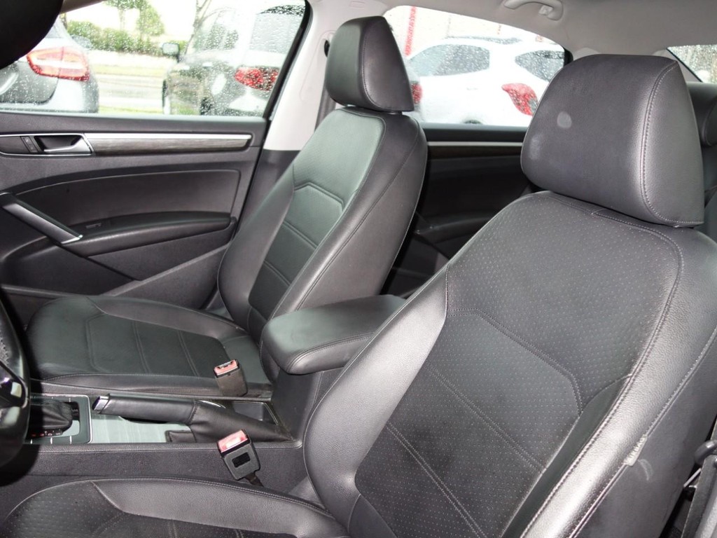 Volkswagen Passat Vehicle Full-screen Gallery Image 15