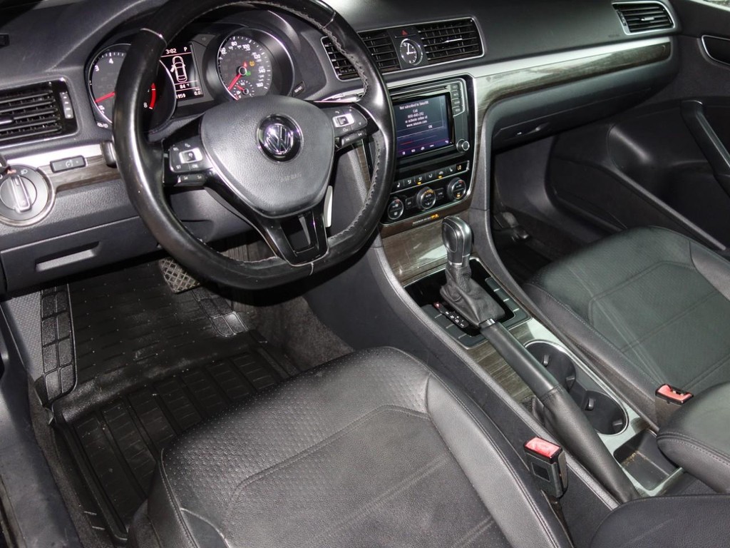 Volkswagen Passat Vehicle Full-screen Gallery Image 17
