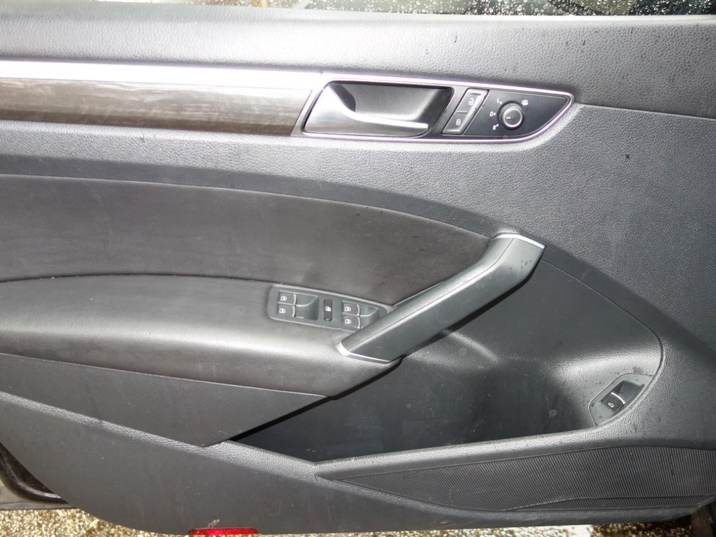 Volkswagen Passat Vehicle Full-screen Gallery Image 18