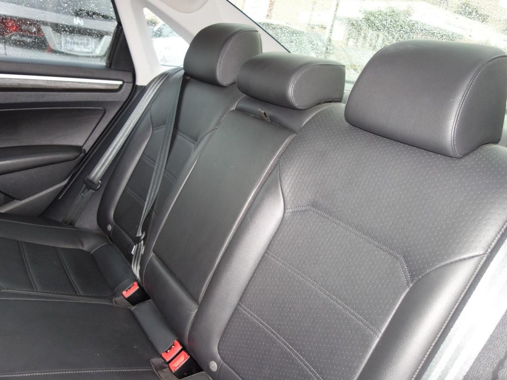 Volkswagen Passat Vehicle Full-screen Gallery Image 19