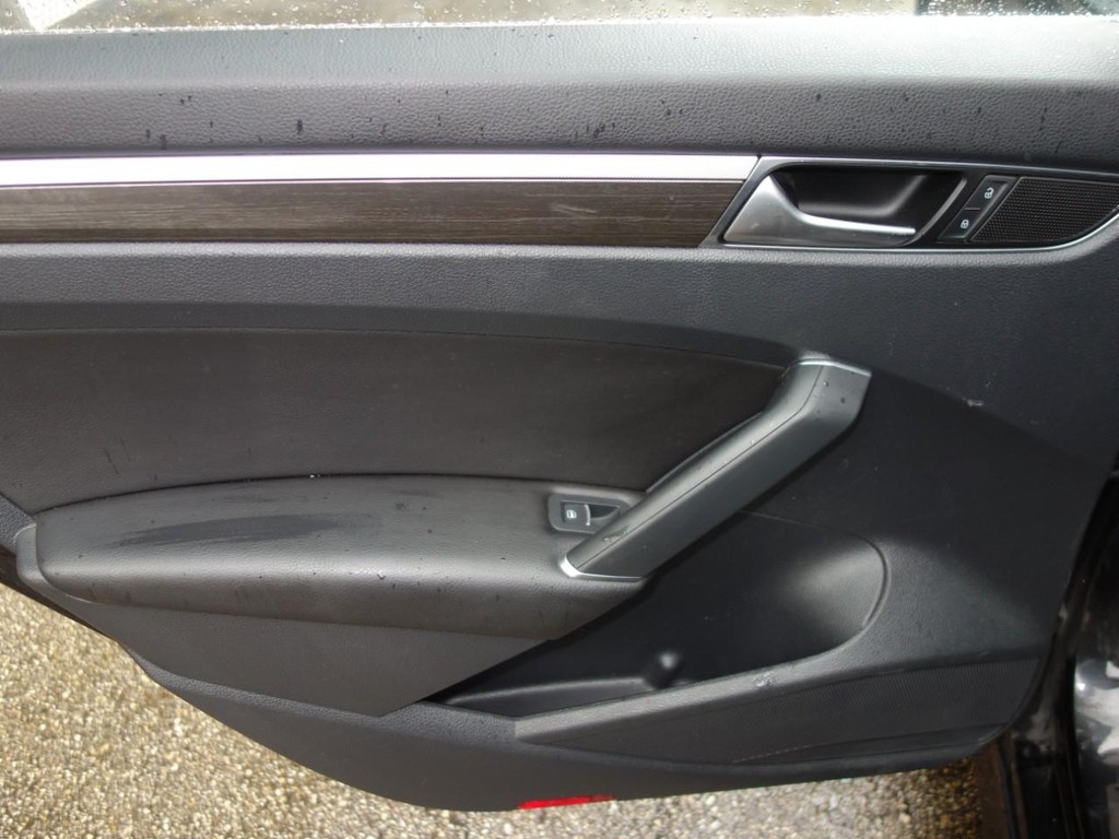Volkswagen Passat Vehicle Full-screen Gallery Image 21