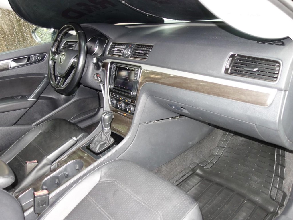 Volkswagen Passat Vehicle Full-screen Gallery Image 22