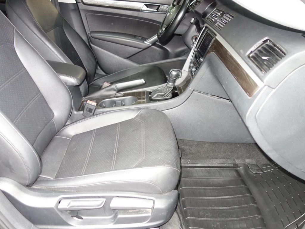 Volkswagen Passat Vehicle Full-screen Gallery Image 23