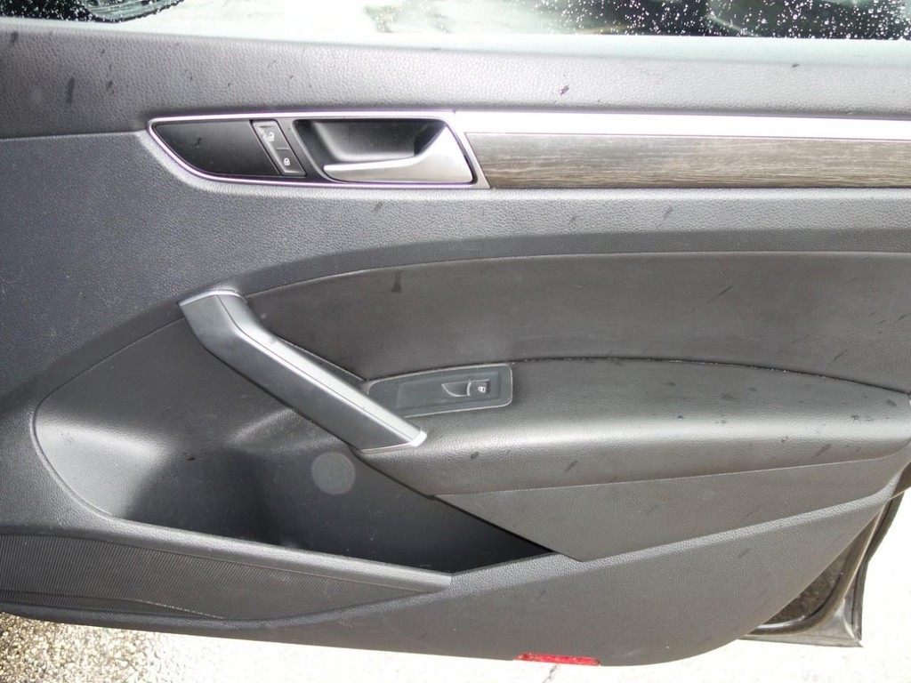 Volkswagen Passat Vehicle Full-screen Gallery Image 24