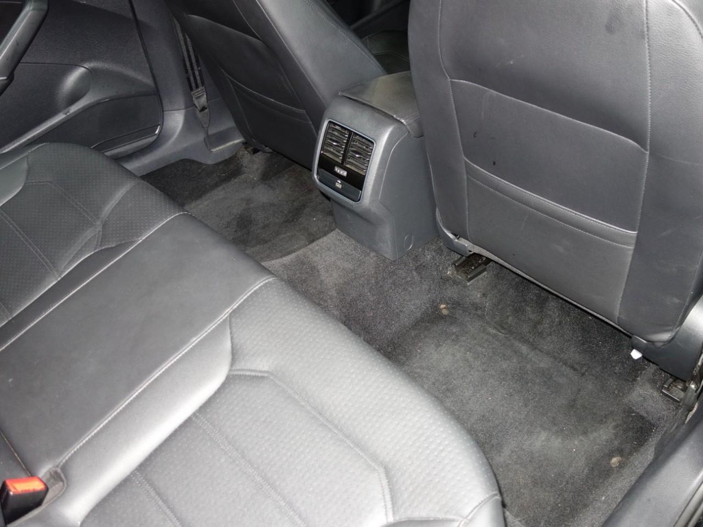 Volkswagen Passat Vehicle Full-screen Gallery Image 25