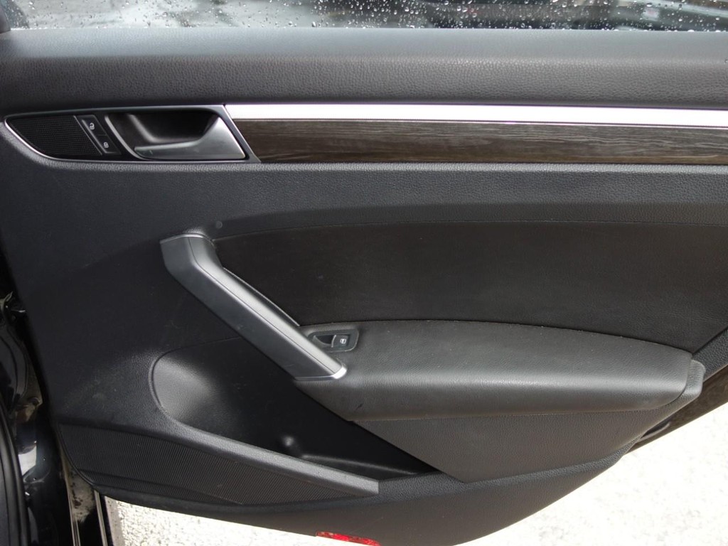 Volkswagen Passat Vehicle Full-screen Gallery Image 26