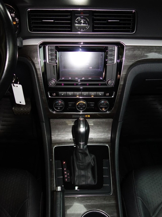 Volkswagen Passat Vehicle Full-screen Gallery Image 13