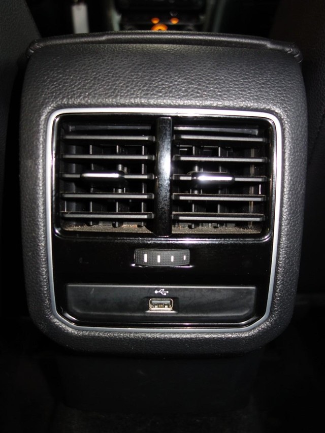 Volkswagen Passat Vehicle Full-screen Gallery Image 20