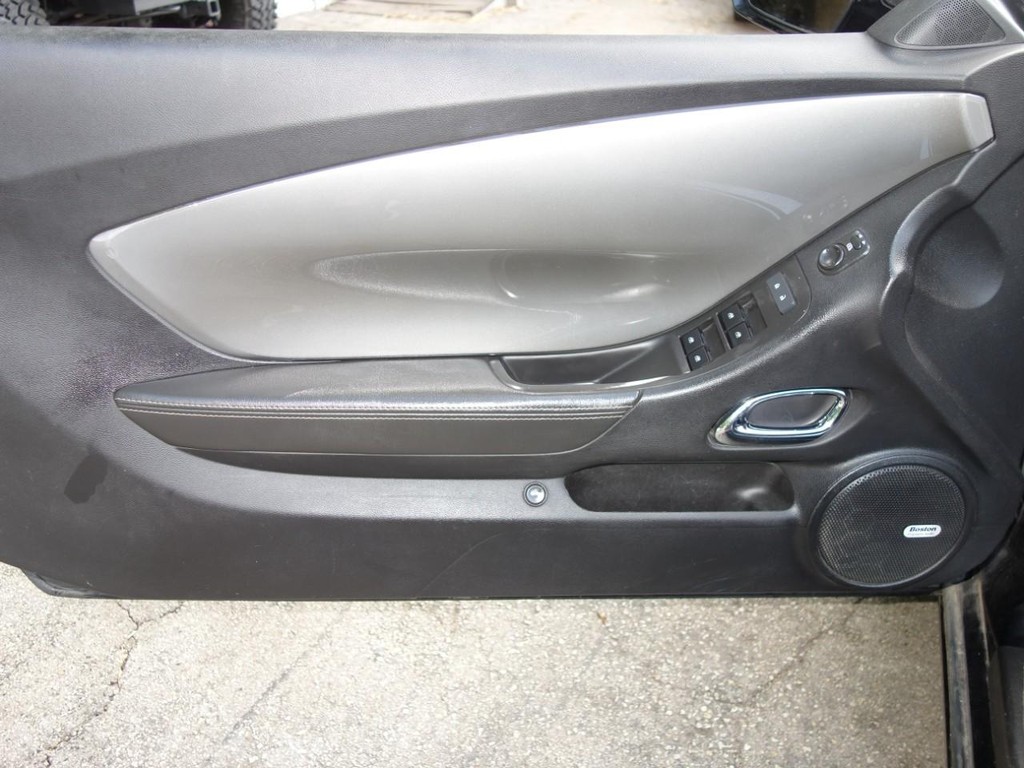 Chevrolet Camaro Vehicle Full-screen Gallery Image 18