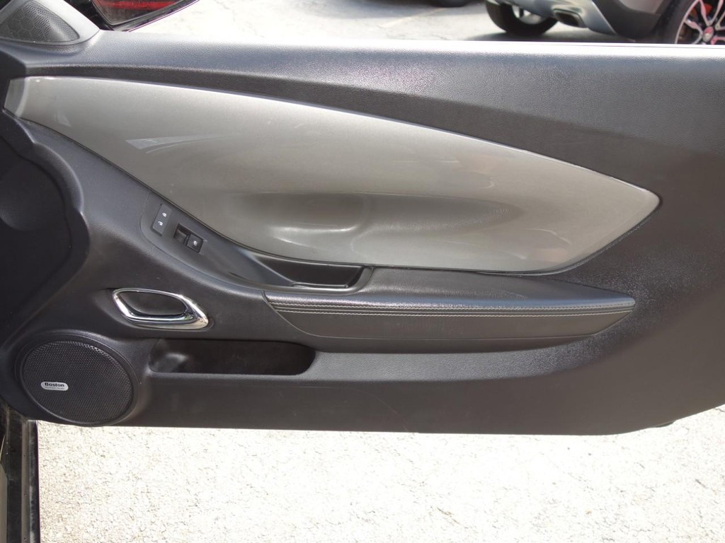 Chevrolet Camaro Vehicle Full-screen Gallery Image 23