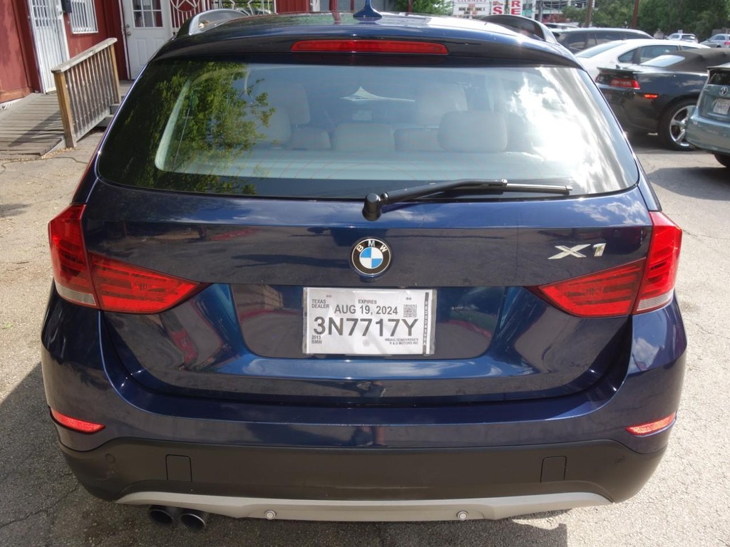 BMW X1 Vehicle Full-screen Gallery Image 06