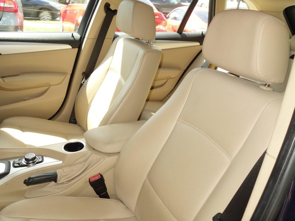 BMW X1 Vehicle Full-screen Gallery Image 16