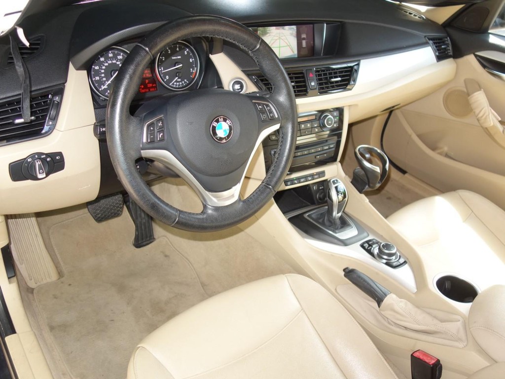 BMW X1 Vehicle Full-screen Gallery Image 17