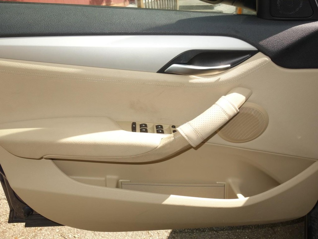 BMW X1 Vehicle Full-screen Gallery Image 18