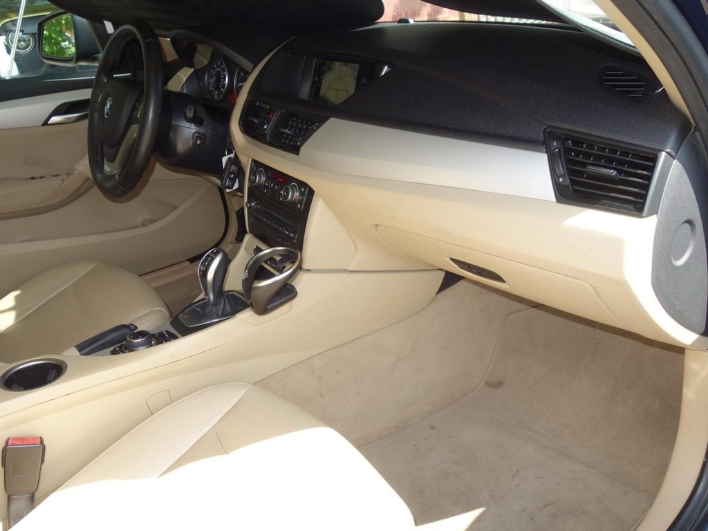 BMW X1 Vehicle Full-screen Gallery Image 21