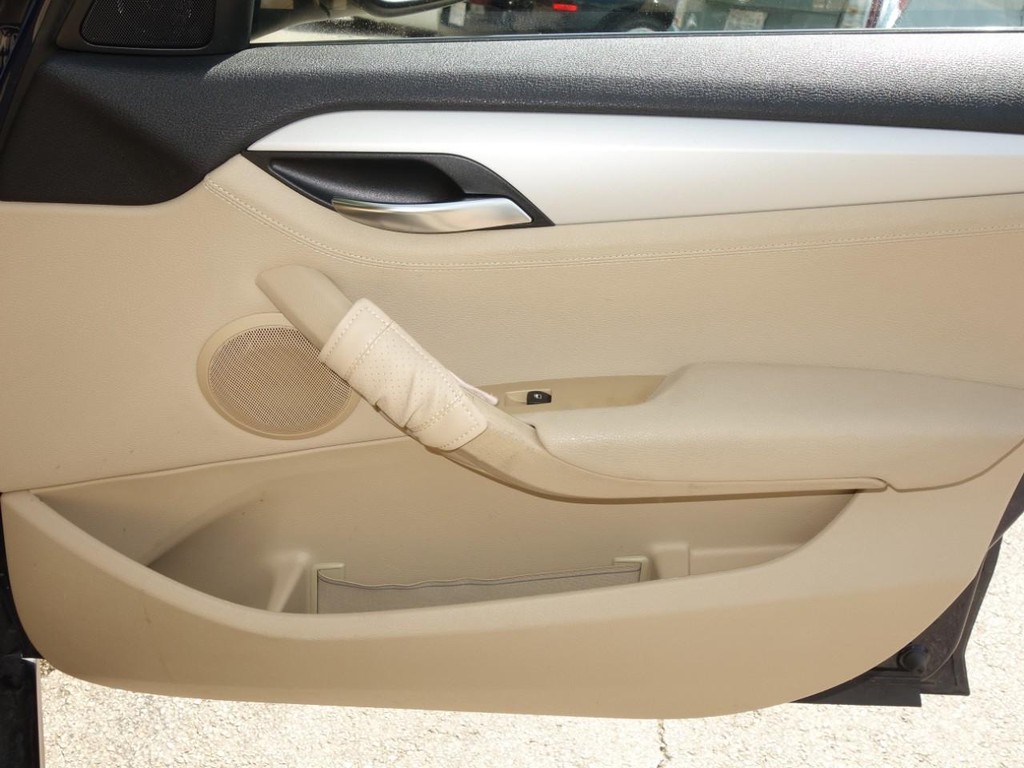 BMW X1 Vehicle Full-screen Gallery Image 23