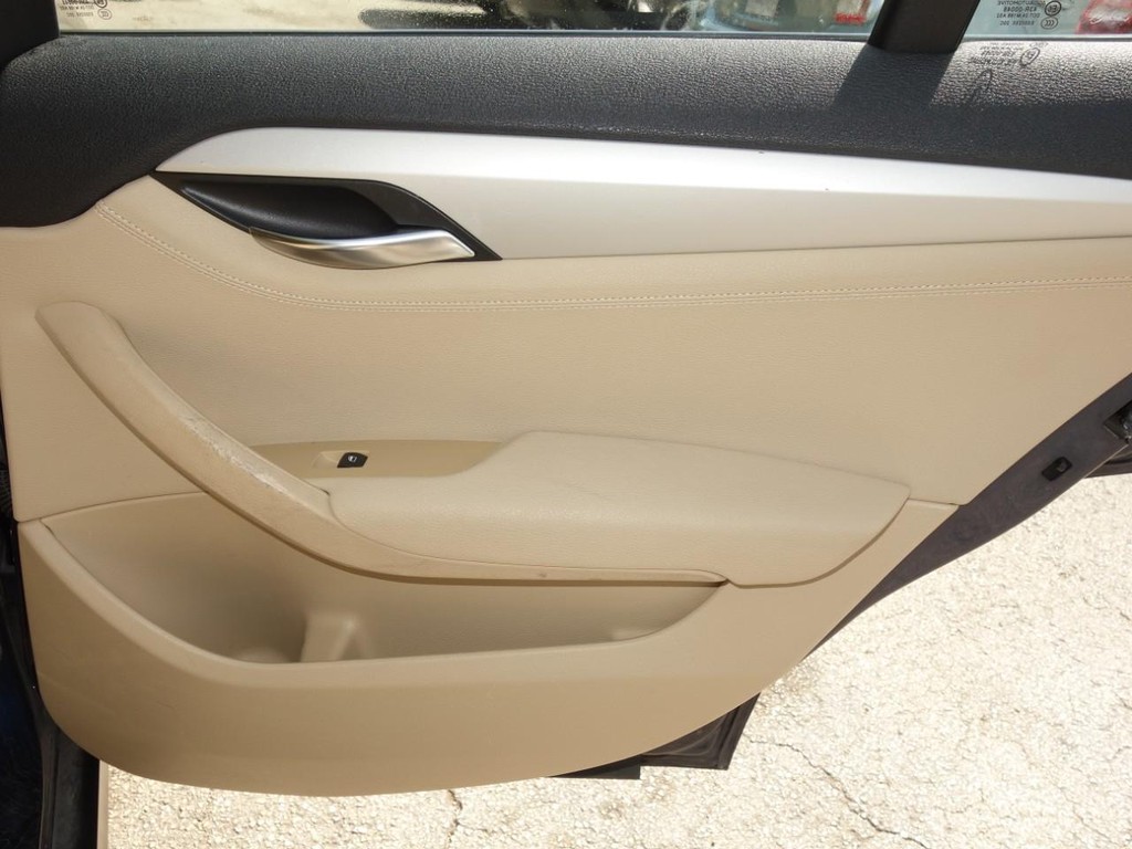 BMW X1 Vehicle Full-screen Gallery Image 25